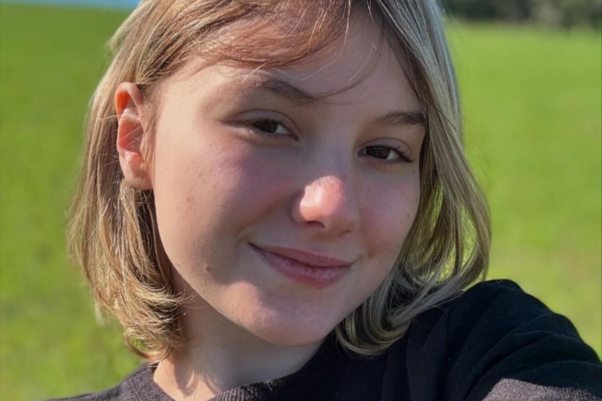 Isabel Veloso posa sorridente para as redes sociais - Metrópoles