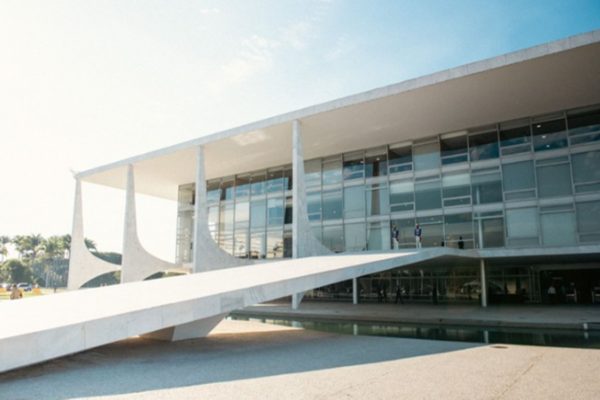 Prédio branco com rampa