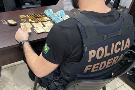 Policial federal olhando para dinheiro