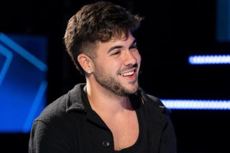 Foto colorida de Álvaro durante entrevista a Blogueirinha - Metrópoles