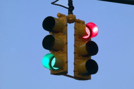 Imagem colorida de semáforo - Metrópoles