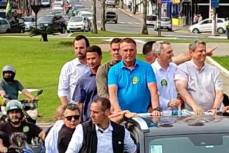 Jair Bolsonaro, Tarcísio de Freitas e Renato Bolsonaro em ato de campanha na cidade de Registro (SP)- Metrópoles