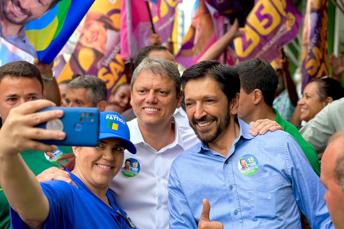 Imagem colorida mostra Ricardo Nunes e Tarcísio de Freitas em campanha - Metrópoles