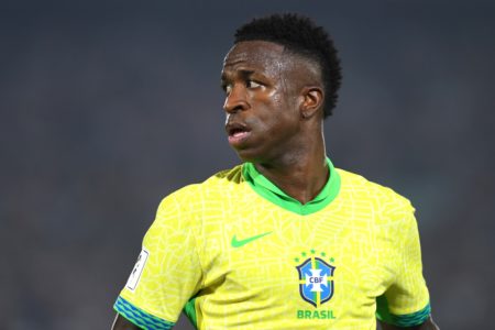 Foto colorida Vini Jr. com a camisa da Seleção Brasileira - Metrópoles