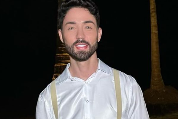 Rico Melquiades posa de blusa branca e suspensório - Metrópoles