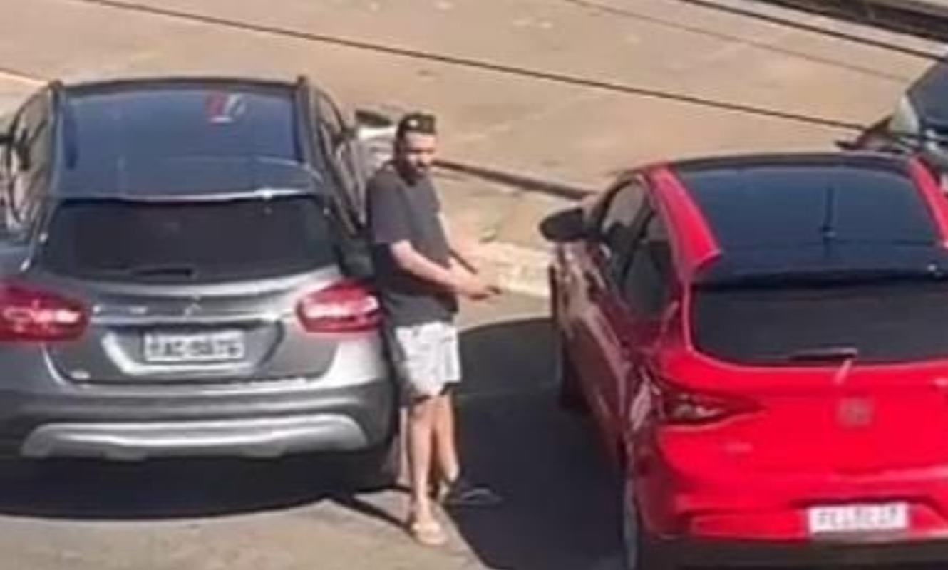 homem encostado em carro
