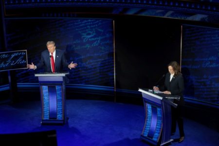 Imagem colorida de Kamala Harris e Donald Trump no debate - Metrópoles