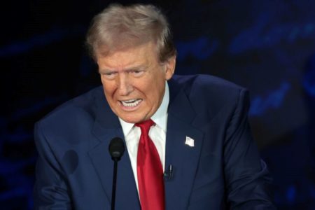 Imagem colorida de Donald Trump no debate - Metrópoles