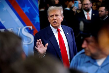 Imagem colorida de Donald Trump no debate - Metrópoles