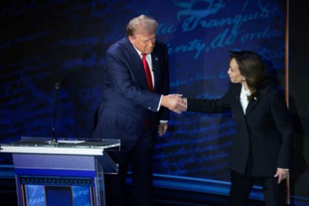 Imagem colorida de Kamala Harris e Donald Trump no debate - Metrópoles