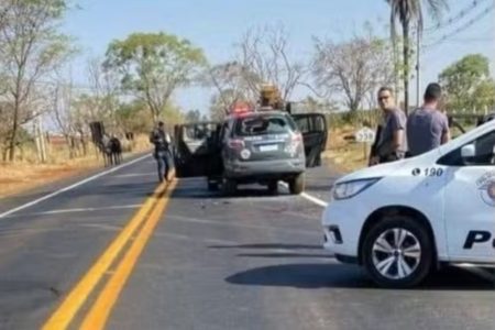 Imagem colorida de viatura de PM em rodovia. Metrópoles