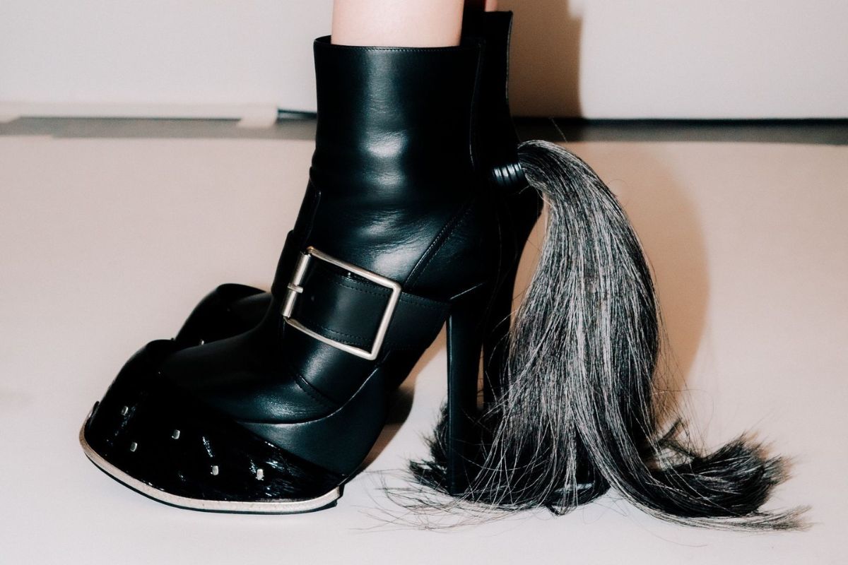 Na imagem com cor, fotos dos sapatos da grife Alexander McQueen - metrópoles