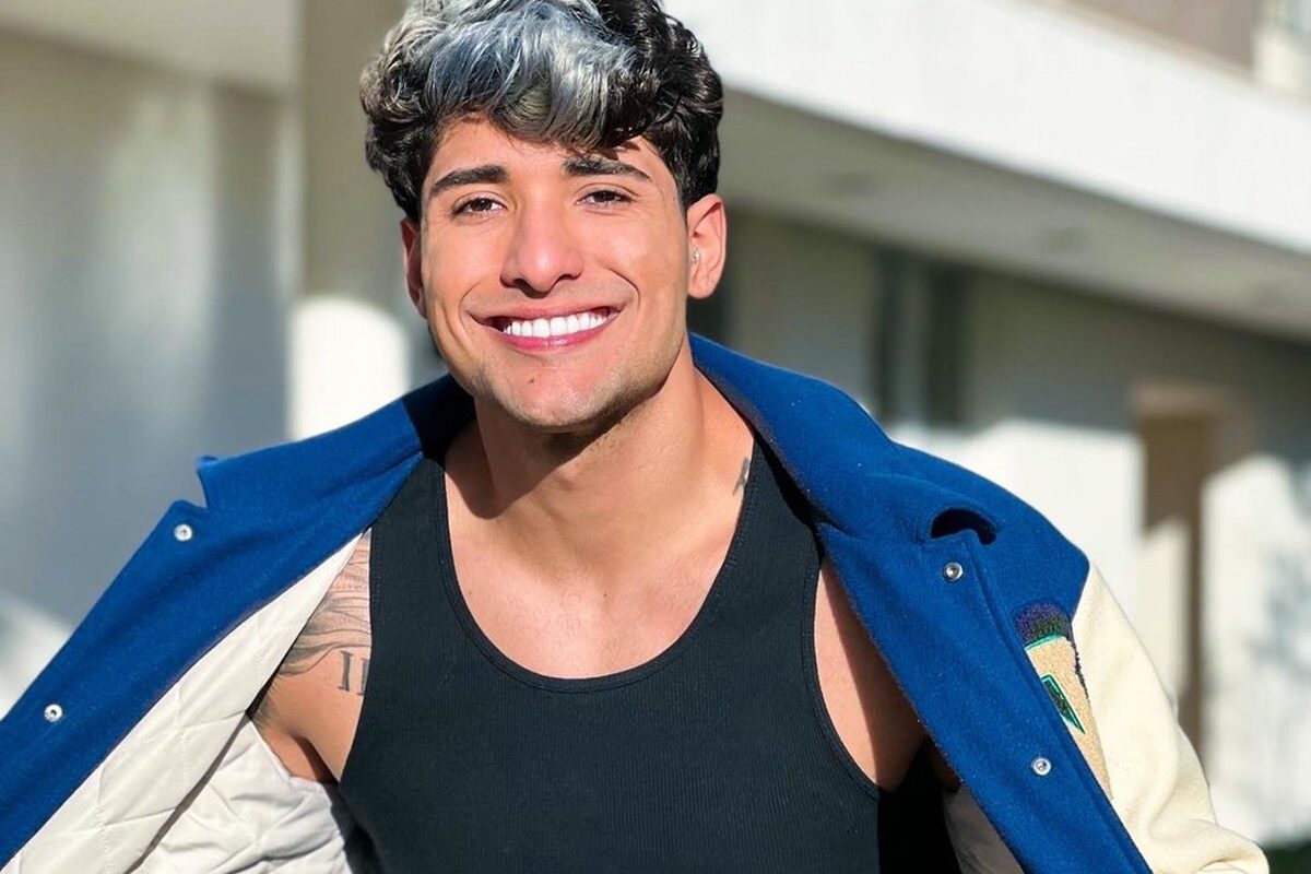 Caue Fantin posa sorridente para as redes sociais - Metrópoles