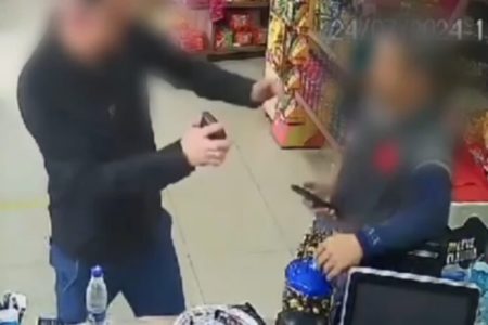 Imagem colorida, homem alegando ser agente federal
