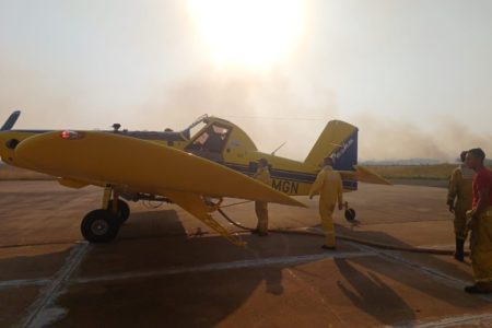 Imagem colorida de uma aeronave amarela para combate aos incêndios em SP