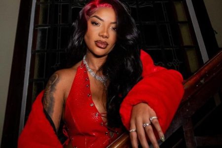 Ludmilla posa de look vermelho durante gravação de clipe - Metrópoles