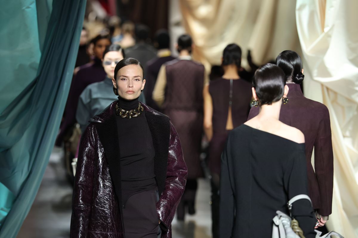 Modelos na passarela de moda da Fendi, em Milão - Metrópoles