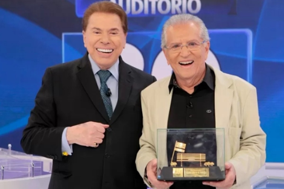 Carlos Alberto de Nóbrega e Silvio Santos posam juntos e sorridentes no SBT - Metrópoles