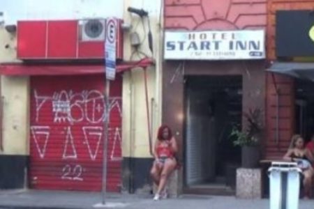 Fachada de um dos hotéis que integra a rede de exploração sexual e outras atividades ilícitas do PCC. - Metrópoles