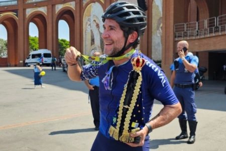 Imagem colorida mostra o cantor Daniel, de capacete e vestido com uma camiseta azul no Santuário de Aparecida - Metrópoles