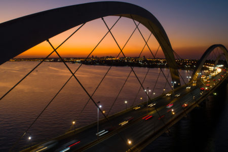 Foto colorida da ponte JK - Metrópoles