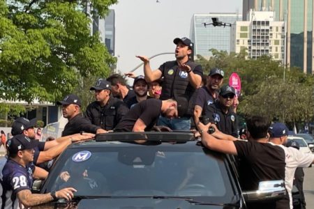 Imagem colorida mostra Pablo Marçal em carreata na Avenida Faria Lima, em cima de um carro acompanhado de várias pessoas, todas vestidas de preto - Metrópoles