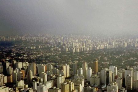 Imagem colorida da vista aérea de São Paulo, com poluição