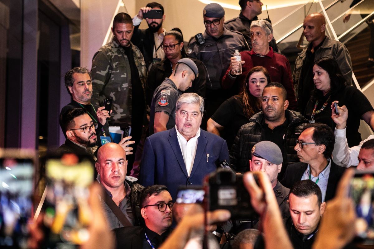 Imagem colorida mostra José Luiz Datena cercado de jornalistas após ser expulso de debate na TV Cultura - Metrópoles