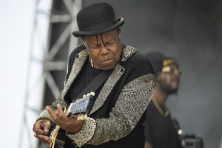 Imagem colorida de Tito Jackson tocando guitarra