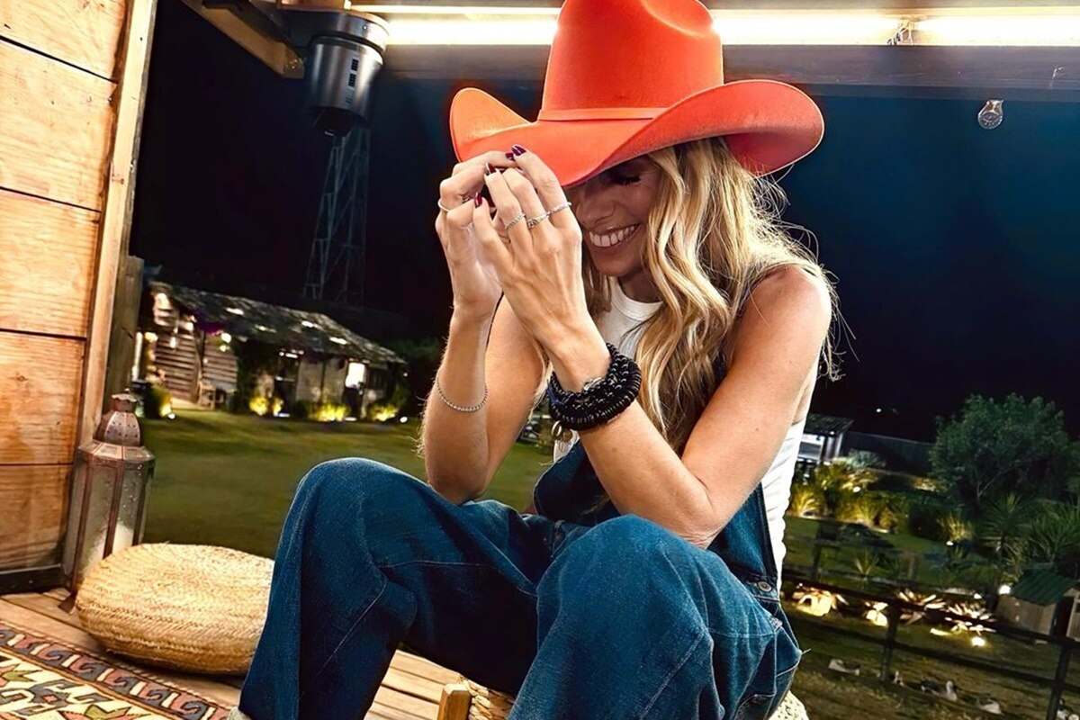 Adriane Galisteu posa na casa da árvore de A Fazenda 16 - Metrópoles