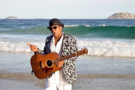 Tito Jackson, irmão de Michael Jackson, é clicado durante gravação na praia - Metrópoles