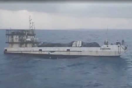 Foto colorida de navio de carga retirada de vídeo - Metrópoles