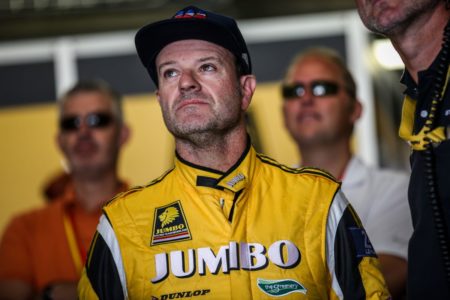 Foto colorida do piloto Rubens Barrichello - Metrópoles