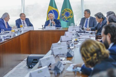 Presidente Lula em reunião com ministros sobre queimadas