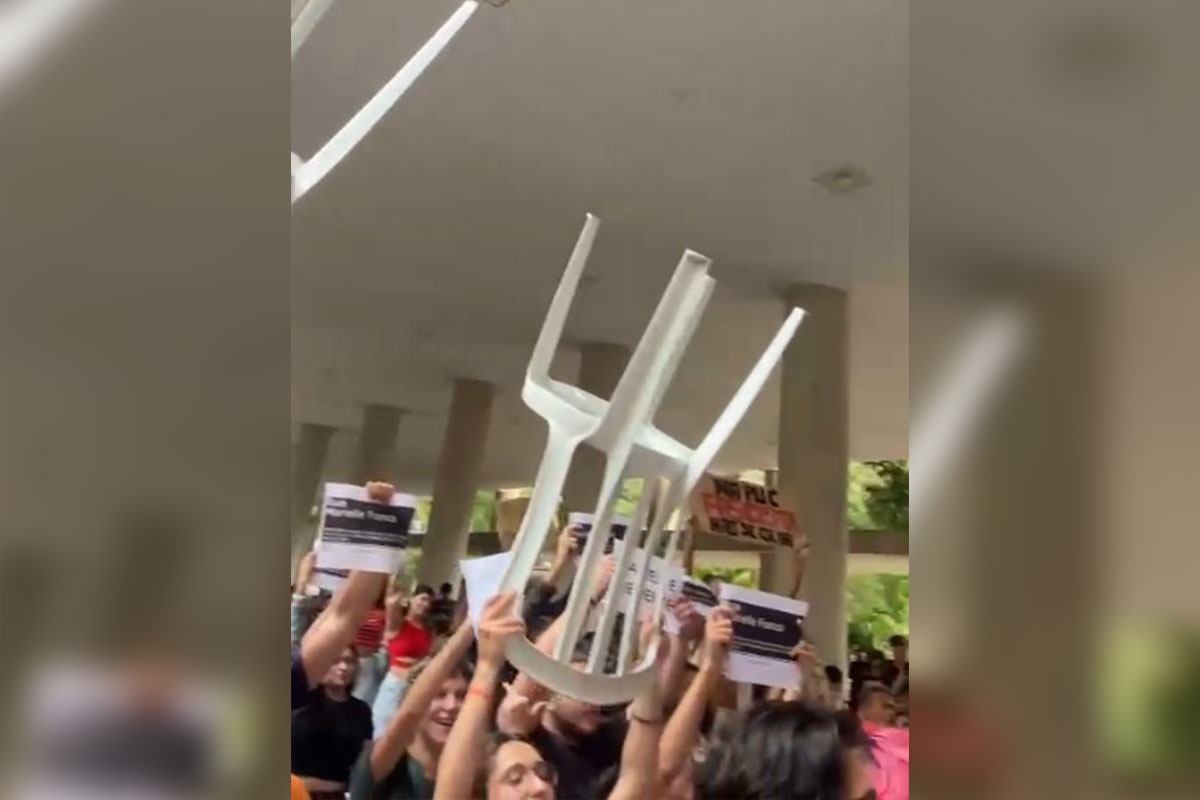 Bolsonarista é alvo de "cadeiraço" em universidade no Rio