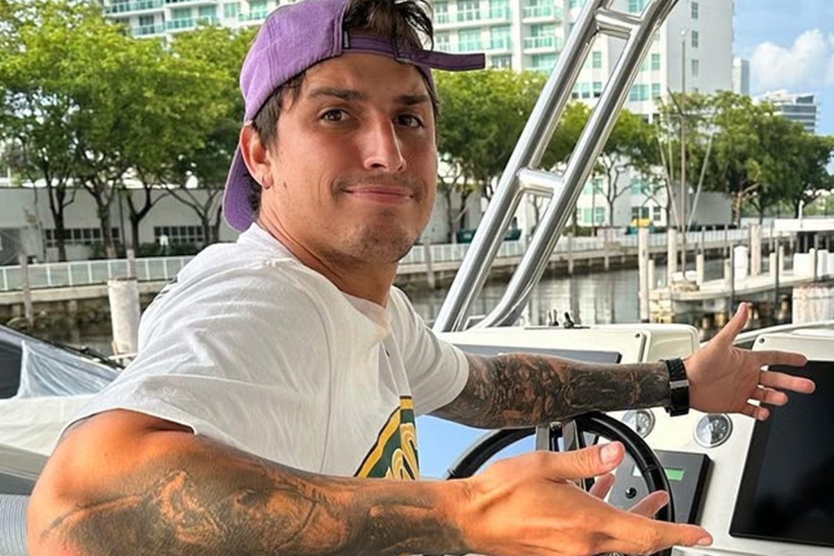 Felipe Prior posa em barco - Metrópoles