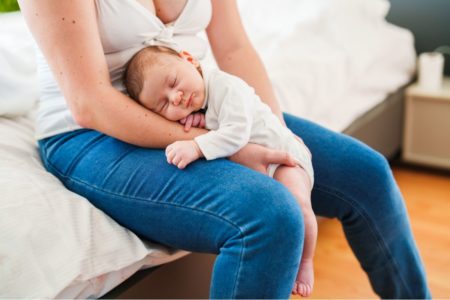 Foto colorida de um bebê dormindo - Metrópoles