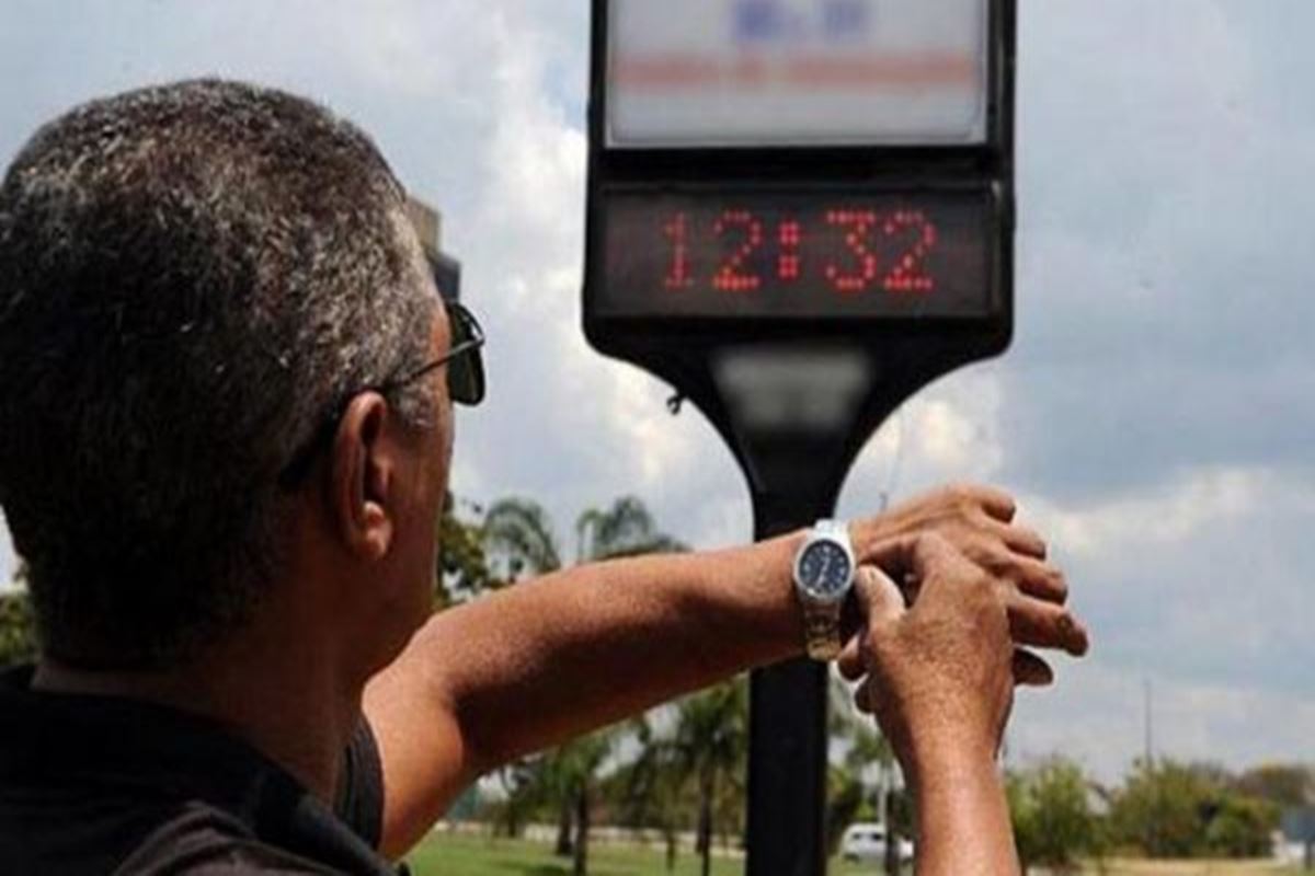 Imagem colorida de relógio para o horário de verão - Metrópoles