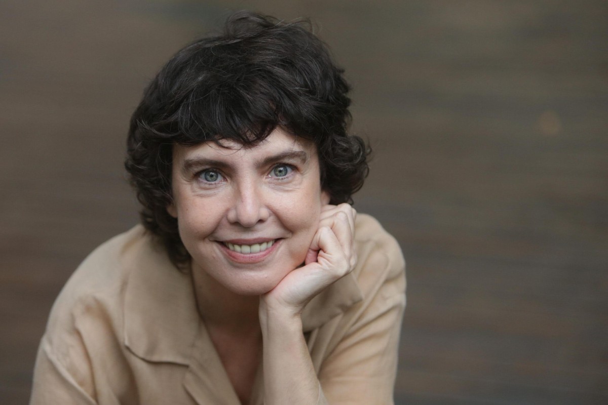 Fotografia colorida da cantora Adriana Calcanhotto - Metrópoles