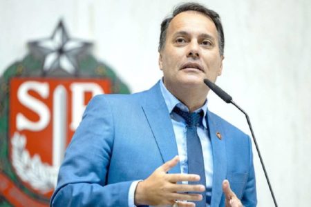 Imagem colorida mostra Atila Jacomussi, ex-prefeito de Mauá, durante fala na Alesp - Metrópoles