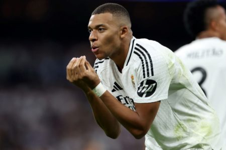Imagem colorida de Mbappé com a camisa do Real Madrid- Metrópoles