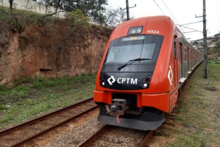 Imagem mostra trem vermelho em estação - Metrópoles