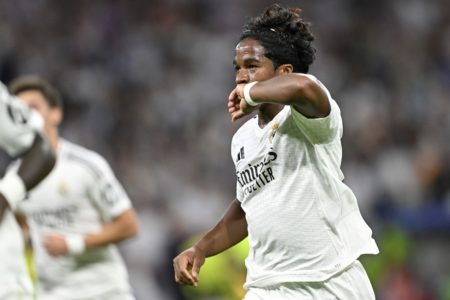 Foto colorida de Endrick comemorando gol pelo Real Madrid - Metrópoles