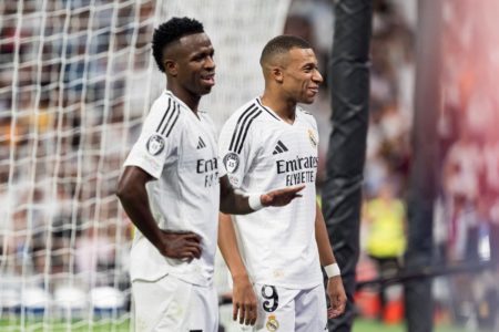 Foto colorida de Vini Jr. e Mbappé - Metrópoles
