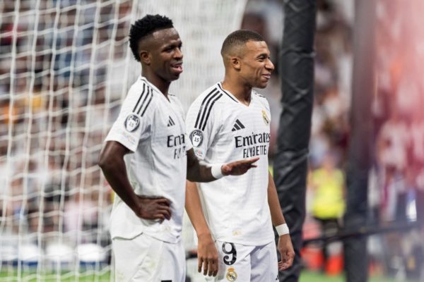 Foto colorida de Vini Jr. e Mbappé - Metrópoles