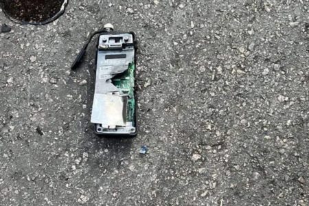 Imagem colorida mostra rádio walkie-talkie destruído - Metrópoles