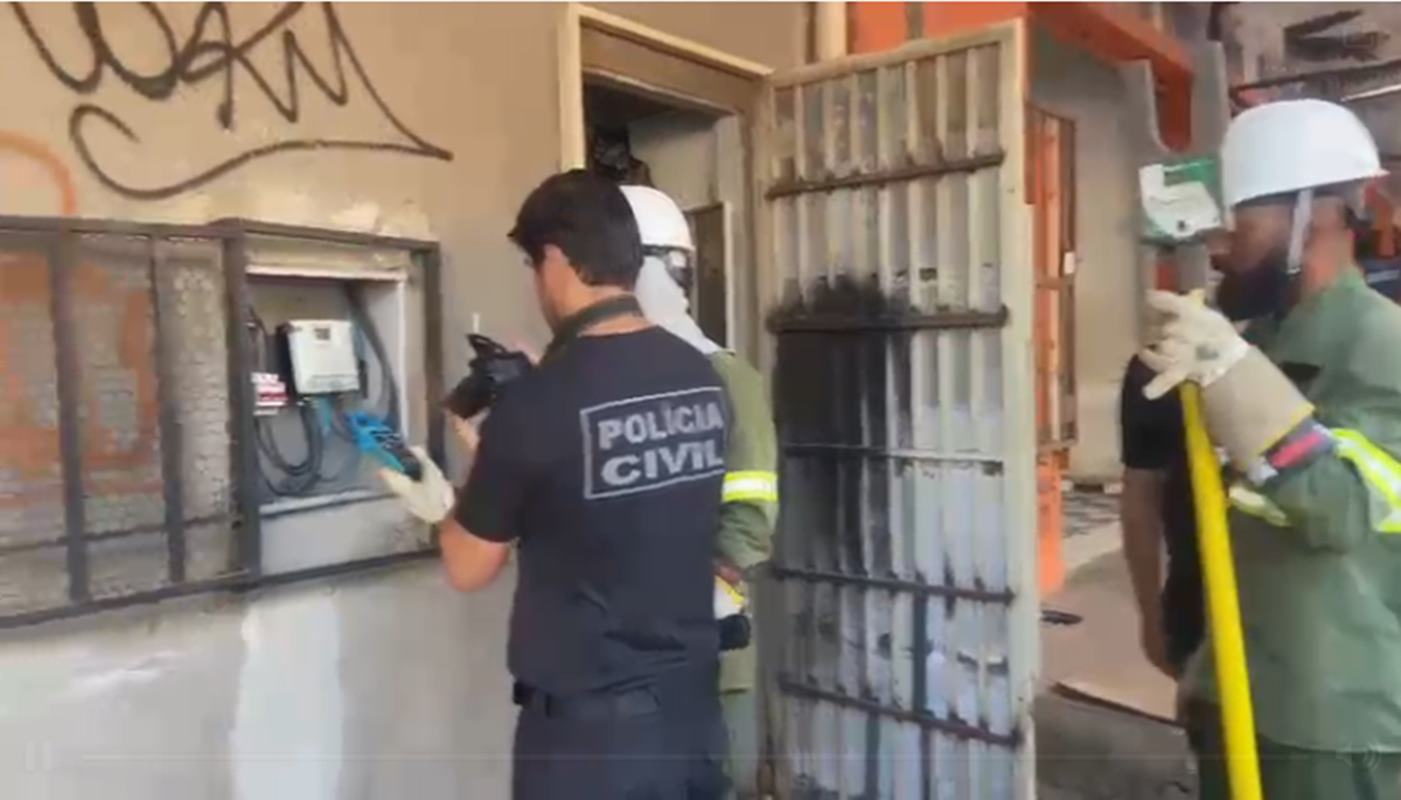 policiais chegando gato de energia