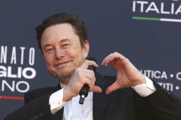 Imagem colorida de Elon Musk fazendo coração com as mãos - Metrópoles