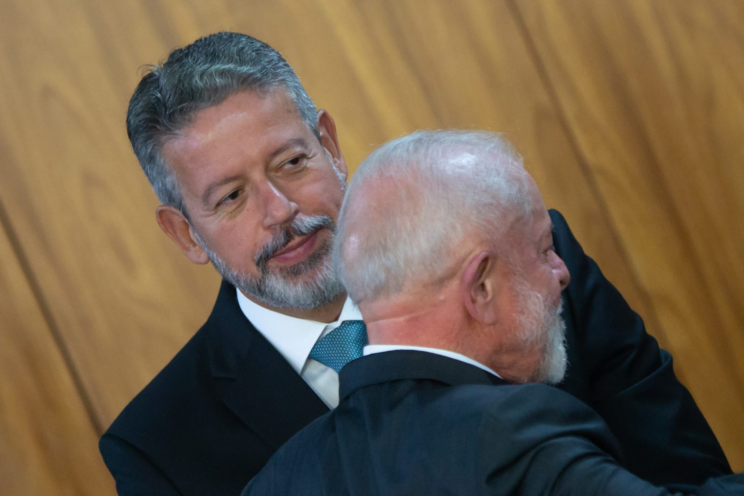 Presidente Lula acompanhando do presidente da Câmara, Arthur Lira, participam da cerimônia de sanção da lei que moderniza a Lei Geral do Turismo -- Metrópoles