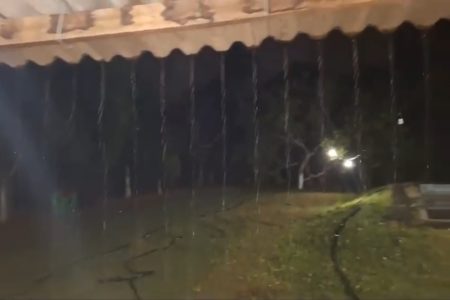 Imagem de um gramado verde sob chuva